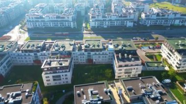 Şehirde çağdaş konut binası. Çok katlı bir apartmanın modern tasarımının dış cephesi. Hava görünümü.