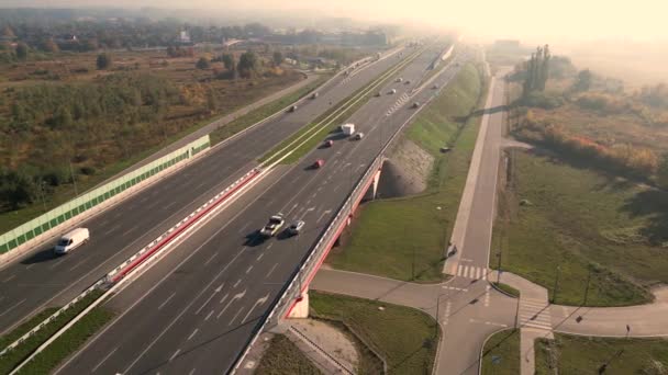 Piękny Widok Góry Samochody Jadące Wielopoziomową Autostradą Słoneczny Wieczór Warszawie — Wideo stockowe