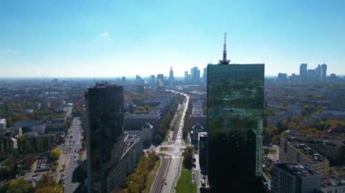 Varşova Şehir Merkezi 'nin Havadan Panoramik Manzarası, Polonya, Avrupa. Glass Skyscrapers ve Main Landmark 'lı Kentsel Skyline Kültür ve Bilim Sarayı. 4K Arkaplan Gösterimi Görüntü Görüntüsü