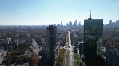 Varşova Şehir Merkezi, Polonya ve Avrupa 'nın Hava Panoramik Görünümünü Kurma Zamanı. Glass Skyscrapers ve Main Landmark 'lı Kentsel Skyline Kültür ve Bilim Sarayı. 4K Hiperlapse