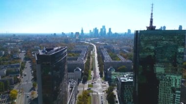 Varşova Şehir Merkezi 'nin Havadan Panoramik Manzarası, Polonya, Avrupa. Glass Skyscrapers ve Main Landmark 'lı Kentsel Skyline Kültür ve Bilim Sarayı. 4K Arkaplan Gösterimi Görüntü Görüntüsü