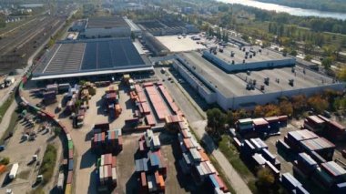 Konteynırların hava görüntüsü, konteynırların kargo dağıtımı. Çin 'den teslimat. İnsansız hava aracı 4K 'yı vurdu. Küresel nakliye endüstrisi. Los Angeles limanı. Yük trenleri.