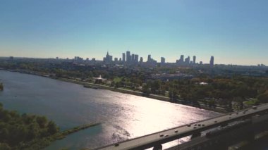Gün batımında Vistula 'nın bulvarlarında, Gdanski' nin köprüsünde ve şehrin gökyüzü manzarasında güzel bir hava görüntüsü..