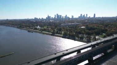 Gün batımında Vistula 'nın bulvarlarında, Gdanski' nin köprüsünde ve şehrin gökyüzü manzarasında güzel bir hava görüntüsü..