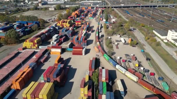 コンテナの航空ビュー コンテナの半トラック貨物分布 中国からの出荷 ドローンは4Kを撃った 世界の海運業界 ロサンゼルス港 貨物列車 — ストック動画