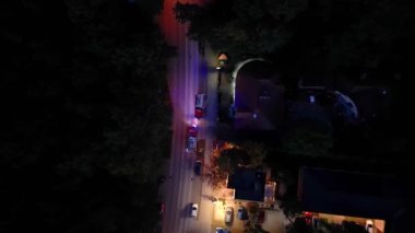 Bir itfaiyecinin kornaya basması ve trafikte koşturması. İtfaiye araçları gece yol ayrımından geçiyor. İtfaiye ekipleri. Havadan