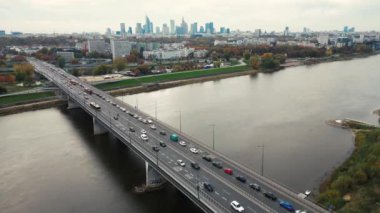 Kentsel yerleşim alanındaki çok katlı otoyol kavşağının hava aracı görüntüsü, City Panorama arka planı. Varşova Köprüsü, Polonya