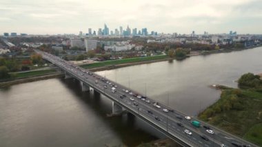 Kentsel yerleşim alanındaki çok katlı otoyol kavşağının hava aracı görüntüsü, City Panorama arka planı. Varşova Köprüsü, Polonya