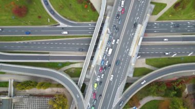 Yükseltilmiş yol kavşağının havadan görüntüsü. Otoyol kavşaklarının üst görüntülerinin insansız hava aracı görüntüleri. Kesişen otoyol üst geçidi. Yargıç Pregerson Otoyolu 'nun yukarıdan çekimleri birden fazla yol gösteriyor.