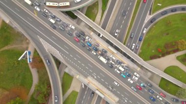 Yükseltilmiş yol kavşağının havadan görüntüsü. Otoyol kavşaklarının üst görüntülerinin insansız hava aracı görüntüleri. Kesişen otoyol üst geçidi. Yargıç Pregerson Otoyolu 'nun yukarıdan çekimleri birden fazla yol gösteriyor.