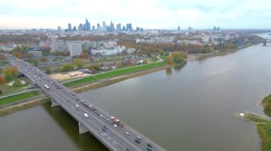 Polonya 'nın Varşova şehrinin hava panoraması güneş doğarken Vistual nehri ve şehir merkezi üzerindeki Swietokrzyski Köprüsü de dahil. Varşova, Başkent