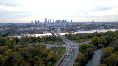 Polonya 'nın Varşova şehrinin hava panoraması güneş doğarken Vistual nehri ve şehir merkezi üzerindeki Swietokrzyski Köprüsü de dahil. Varşova, Başkent