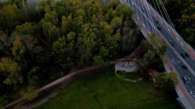 Polonya 'nın Varşova şehrinin hava panoraması güneş doğarken Vistual nehri ve şehir merkezi üzerindeki Swietokrzyski Köprüsü de dahil. Varşova, Başkent