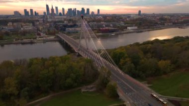 Varşova şehir merkezine gökdelenler ve bileşimin Köprüsü ile güzel panoramik hava dron gün batımı görünümü (tr: Kutsal haç Köprüsü)-Vistula Nehri Varşova, Polonya için bir Askılı köprü bitti