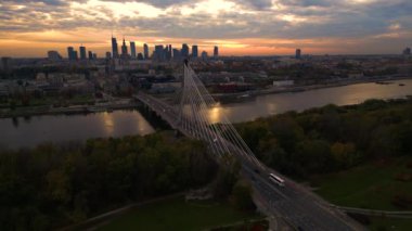 Varşova şehir merkezine gökdelenler ve bileşimin Köprüsü ile güzel panoramik hava dron gün batımı görünümü (tr: Kutsal haç Köprüsü)-Vistula Nehri Varşova, Polonya için bir Askılı köprü bitti
