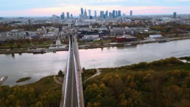 Polonya 'nın Varşova şehrinin hava panoraması güneş doğarken Vistual nehri ve şehir merkezi üzerindeki Swietokrzyski Köprüsü de dahil. Varşova, Başkent