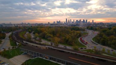 Varşova şehir merkezine gökdelenler ve bileşimin Köprüsü ile güzel panoramik hava dron gün batımı görünümü (tr: Kutsal haç Köprüsü)-Vistula Nehri Varşova, Polonya için bir Askılı köprü bitti