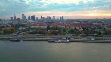 Varşova Şehri 'nin Havadan Panoraması, Polonya, Avrupa. Tarihi eser yapısına sahip tipik Eski Şehir: Sunset 'teki Saray, Kilise, Meydan ve Şehir Merkezi İş Bölgesi. 4K manzaralı