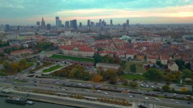 Varşova Şehri 'nin Havadan Panoraması, Polonya, Avrupa. Tarihi eser yapısına sahip tipik Eski Şehir: Sunset 'teki Saray, Kilise, Meydan ve Şehir Merkezi İş Bölgesi. 4K manzaralı
