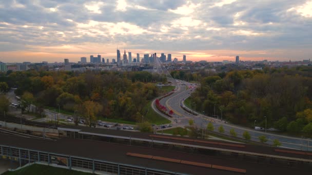 Gyönyörű Panorámás Légi Drone Naplementére Varsó Városközpont Felhőkarcolók Swietokrzyski Bridge — Stock videók