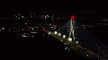 Varşova şehir manzarasının panoramik görüntüsü. Swietokrzyski asma köprüsü Vistula nehri üzerinde, gökdelenler şehir merkezinde geceleri gökdelenler. Sinema şehri panorama üstgeçit kablo köprüsü kuleleri