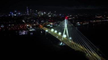 Varşova şehir manzarasının panoramik görüntüsü. Swietokrzyski asma köprüsü Vistula nehri üzerinde, gökdelenler şehir merkezinde geceleri gökdelenler. Sinema şehri panorama üstgeçit kablo köprüsü kuleleri