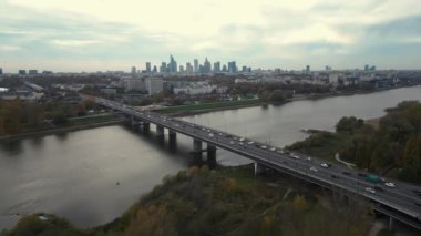 Polonya 'nın Varşova şehrinin hava panoraması güneş doğarken Vistual nehri ve şehir merkezi üzerindeki Swietokrzyski Köprüsü de dahil. Varşova, Başkent