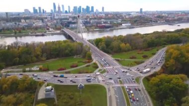 Varşova şehrinin havadan çekilmiş panoramik drone görüntüsü. Vistula nehri üzerindeki Swietokrzyski asma köprüsü, şehir merkezindeki gökdelenler. Varşova sineması