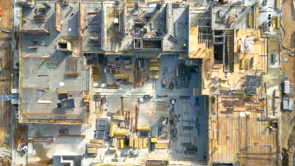 市区夜间建筑工地 起重机和汽车交通的4K超时差 无人机空中俯瞰 工业企业或土木工程技术概念 — 图库视频影像