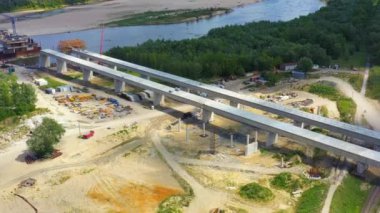 Hava görüntüsü, Varşova yakınlarındaki Vistula 'da bir köprü inşaatı projesinden geçiyor. En Polnocny köprüsünün inşaatı. Polonya