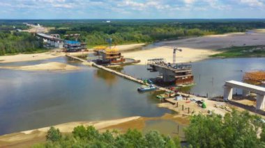 Hava görüntüsü, Varşova yakınlarındaki Vistula 'da bir köprü inşaatı projesinden geçiyor. En Polnocny köprüsünün inşaatı. Polonya