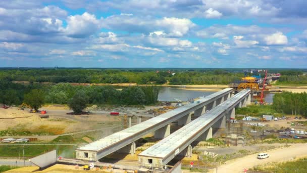 Výstavba Nového Mostu Přes Řeku Věžové Jeřáby Přes Most Bagry — Stock video