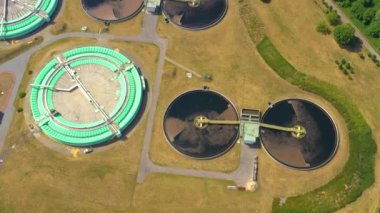 Kentsel atık su arıtma tesisindeki modern su temizleme tesisinin havadan görüntüsü. İstenmeyen kimyasalların, askıya alınmış katı maddelerin ve gazların kirlenmiş sıvılardan çıkarılması süreci