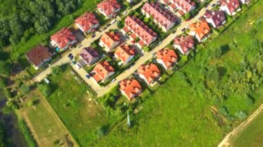Baharda evlerin havadan görünüşü. Mahallenin, banliyölerin fotoğrafını çekiyorum. Gayrimenkul, İHA çekimleri, gün batımı, güneş ışığı, yukarıdan..
