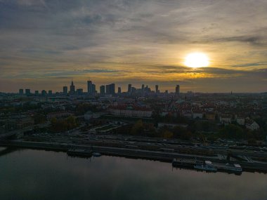 Varşova gün batımında. Polonya 'nın başkenti güzel bir turuncu güneşle aydınlanır. Old Town ve şehir merkezinin panoraması