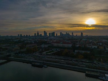 Varşova gün batımında. Polonya 'nın başkenti güzel bir turuncu güneşle aydınlanır. Old Town ve şehir merkezinin panoraması