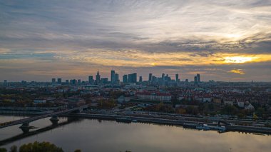 Varşova gün batımında. Polonya 'nın başkenti güzel bir turuncu güneşle aydınlanır. Old Town ve şehir merkezinin panoraması