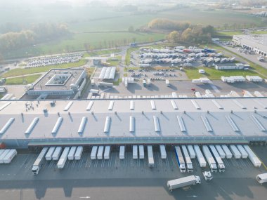 Endüstriyel Depo 'nun Hava Çekimi. Birçok kamyonun yarı karavan yüklediği rıhtım..