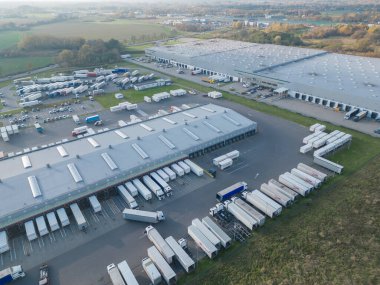 Endüstriyel Depo 'nun Hava Çekimi. Birçok kamyonun yarı karavan yüklediği rıhtım..