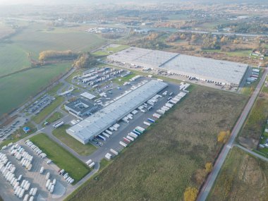 Endüstriyel Depo 'nun Hava Çekimi. Birçok kamyonun yarı karavan yüklediği rıhtım..