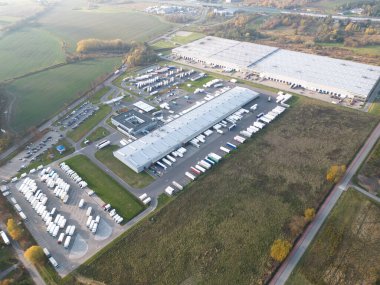 Endüstriyel Depo 'nun Hava Çekimi. Birçok kamyonun yarı karavan yüklediği rıhtım..