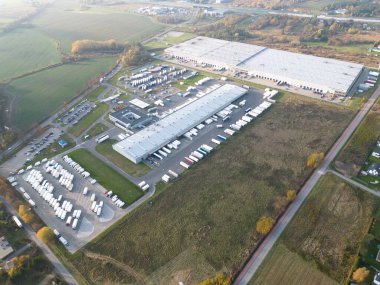 Endüstriyel Depo 'nun Hava Çekimi. Birçok kamyonun yarı karavan yüklediği rıhtım..