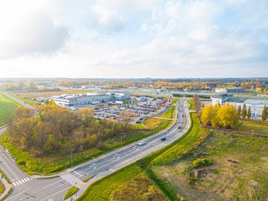 Endüstriyel Depo 'nun Hava Çekimi. Birçok kamyonun yarı karavan yüklediği rıhtım..