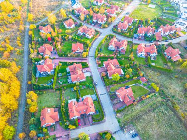 Yerleşim yerinin kırsal kesimindeki ev çatılarının hava görüntüsü.