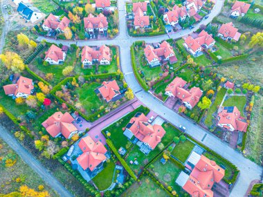 Yerleşim yerinin kırsal kesimindeki ev çatılarının hava görüntüsü.