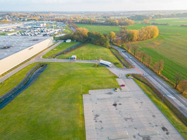 Dağıtım merkezinin hava görüntüsü, endüstriyel lojistik bölgenin insansız hava aracı fotoğrafları..