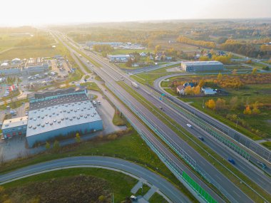 Malzeme deposunun havadan görüntüsü. Sanayi bölgesindeki lojistik merkezi yukarıdan. Lojistik merkezde yüklenen kamyonların hava görüntüsü
