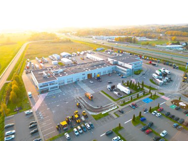 Malzeme deposunun havadan görüntüsü. Sanayi bölgesindeki lojistik merkezi yukarıdan. Lojistik merkezde yüklenen kamyonların hava görüntüsü