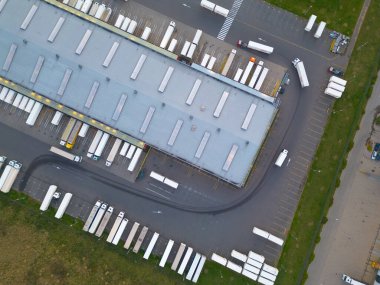 Mal depolama gecesinin hava görüntüsü. Lojistik dağıtım, sanayi bölgesinin merkezi yukarıdan. Lojistik merkezde yüklenen kamyonların hava görüntüsü. İnsansız hava aracından görüntüle.