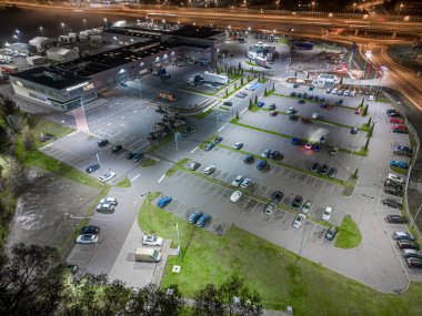 Çevrimiçi mağazalar için bir depo dolusu malın gece hava görüntüsü. Şehrin sanayi bölgesindeki lojistik merkezi yukarıdan.